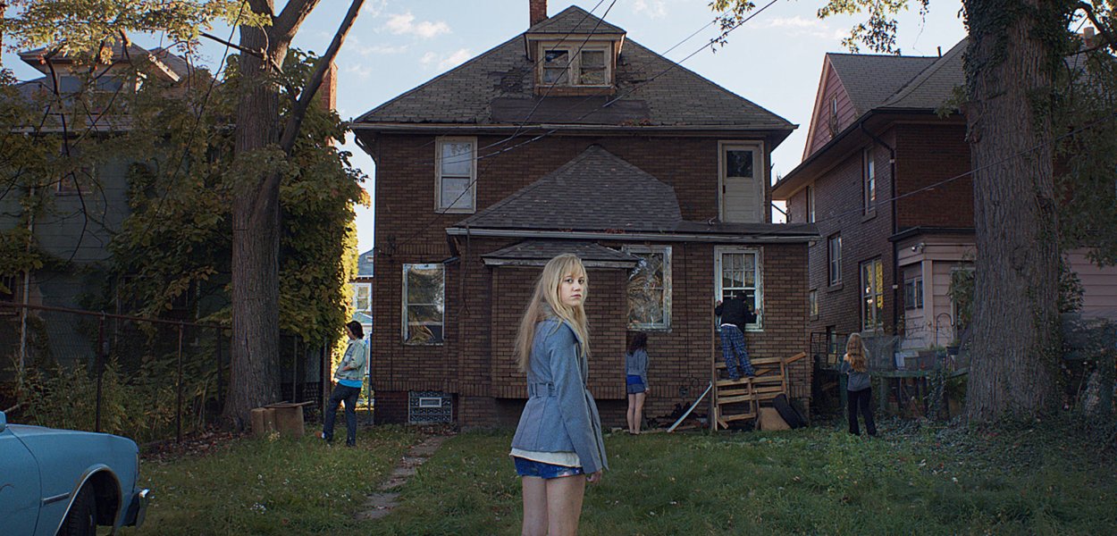 It Follows Movie Review - 2014 David Robert Mitchell Film
