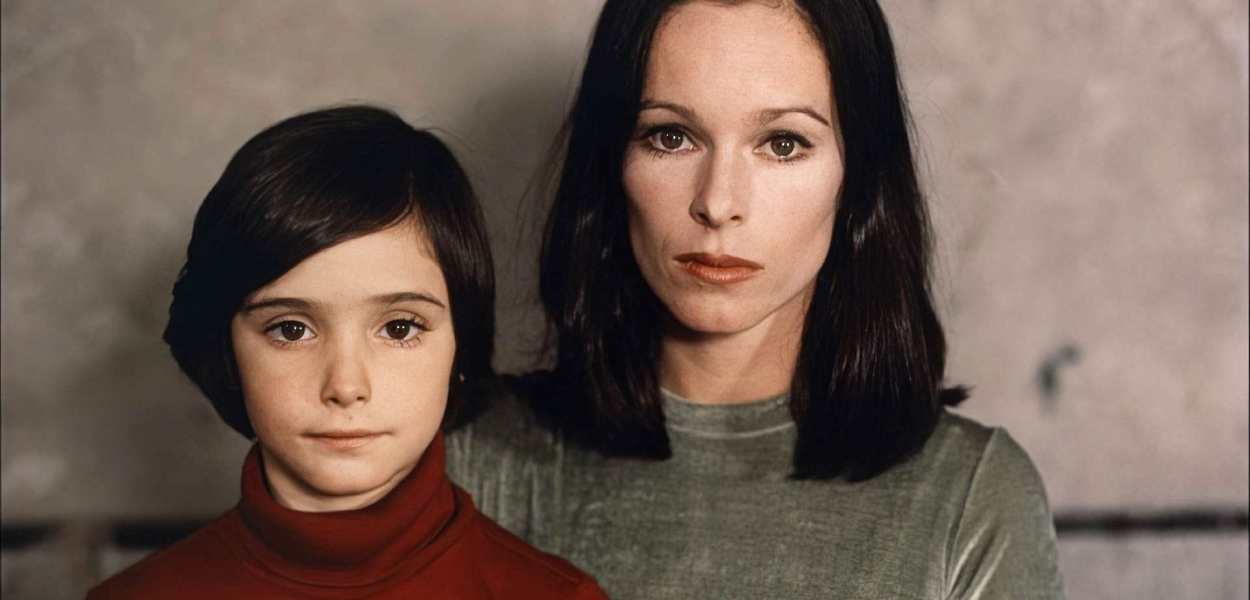 Cría Cuervos Movie Essay - 1976 Carlos Saura Film