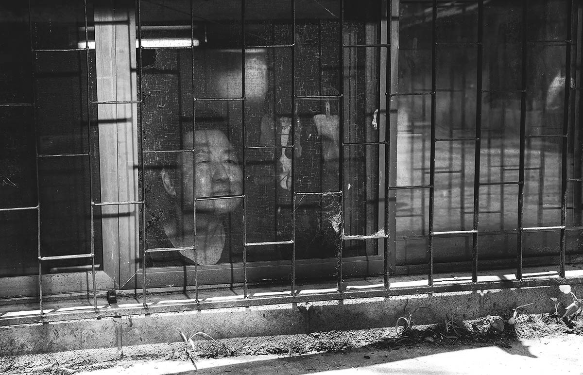 Parasite Review - 2019 Black and White Version