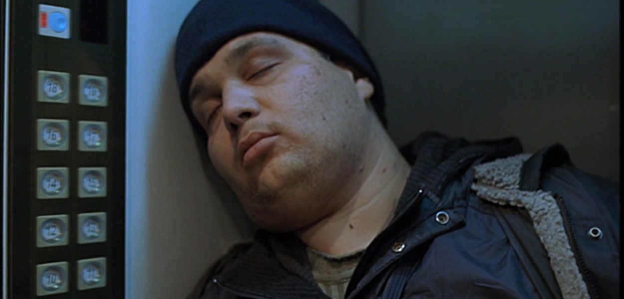 Crimson Gold Movie Essay - 2003 Jafar Panahi Film