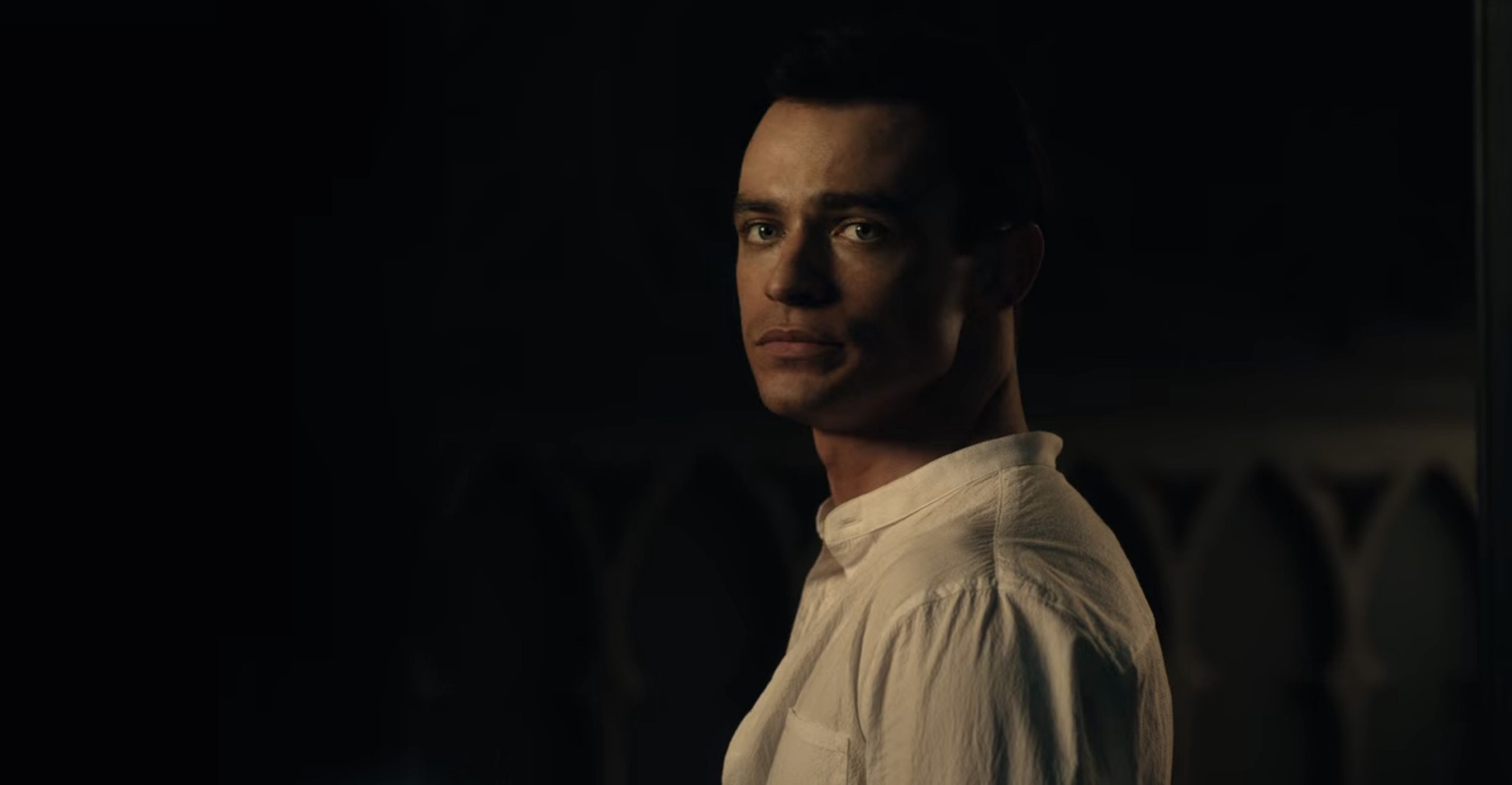 The Invitation Cast on Netflix - Thomas Doherty as De Ville