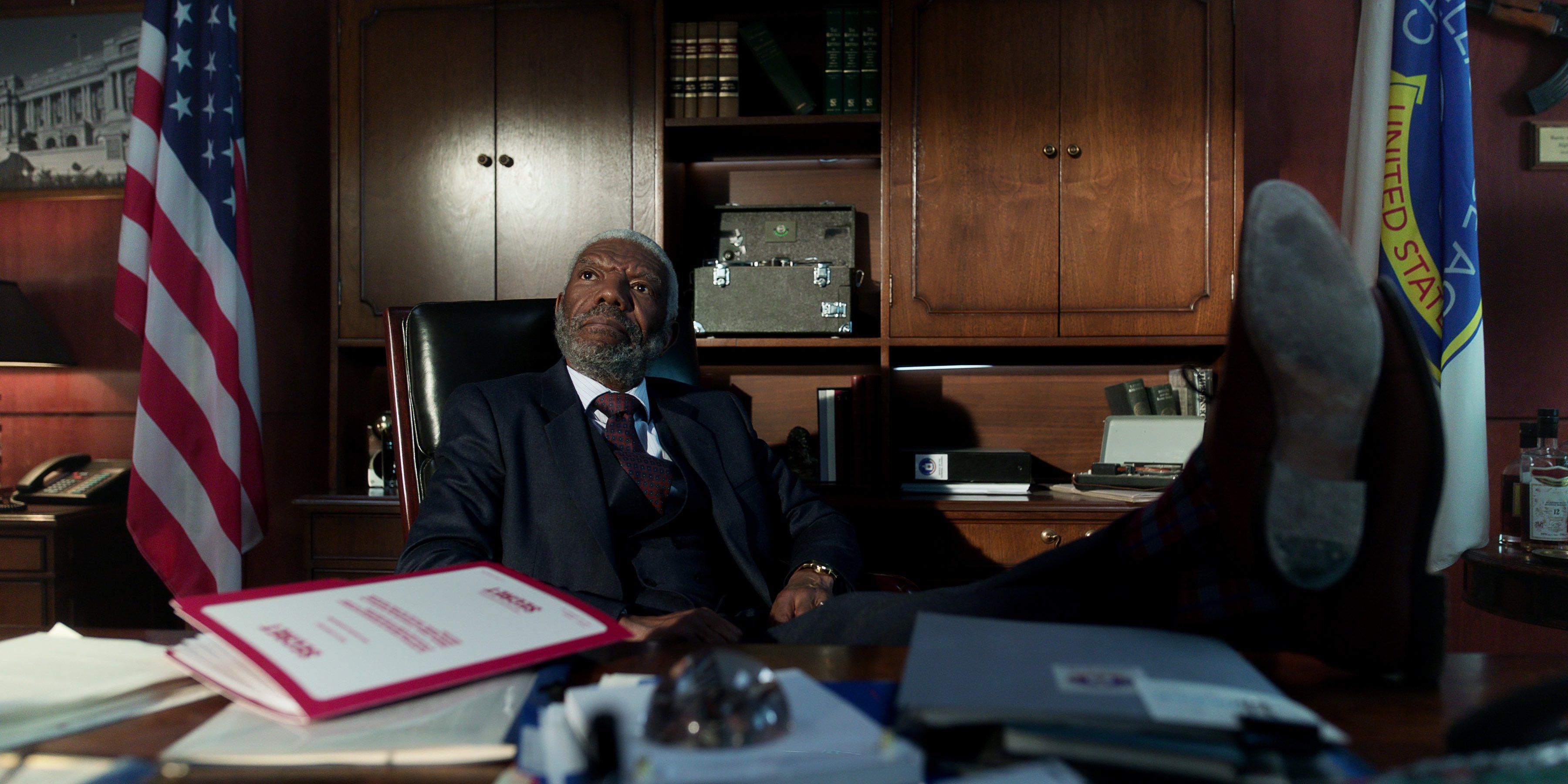 The Recruit Cast on Netflix - Vondie Curtis-Hall as Walter Nyland