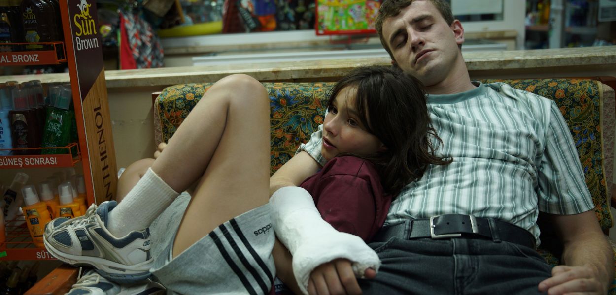 Aftersun Review - 2022 Charlotte Wells Movie Film