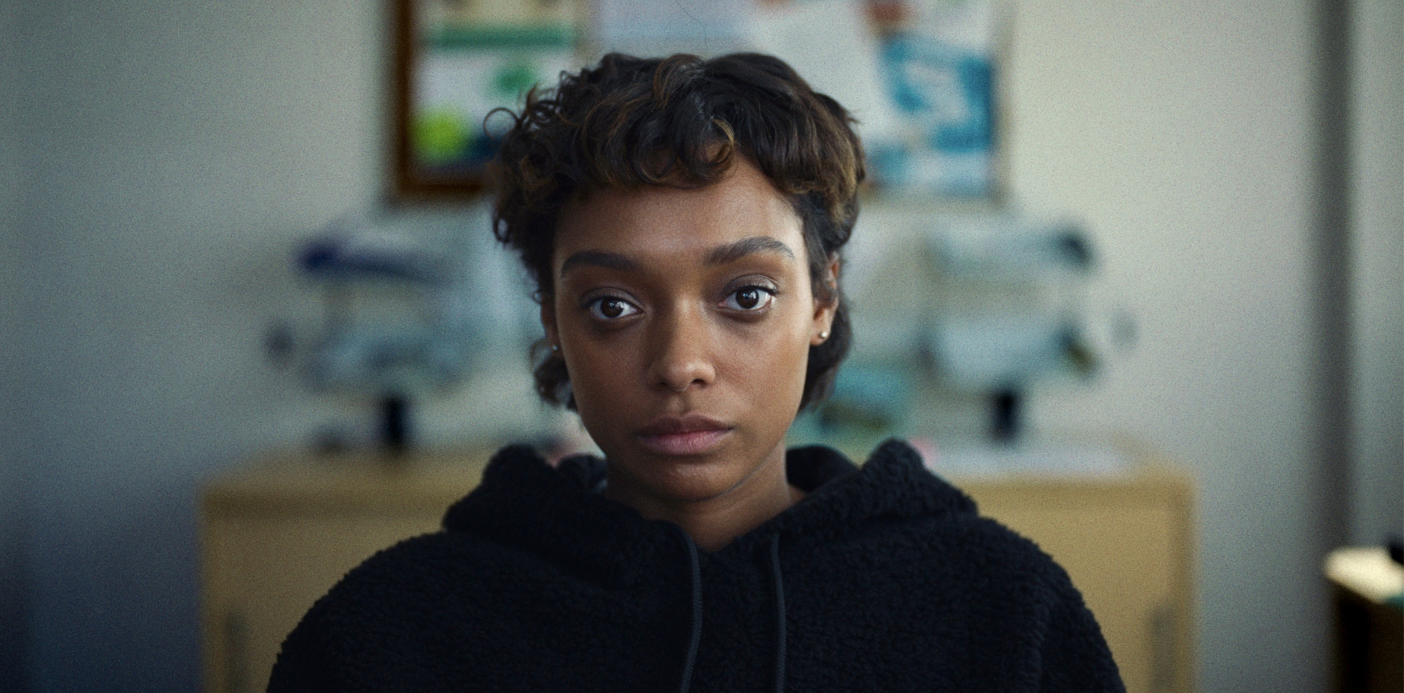 Everything Now Cast on Netflix - Sophie Wilde as Mia Polanco