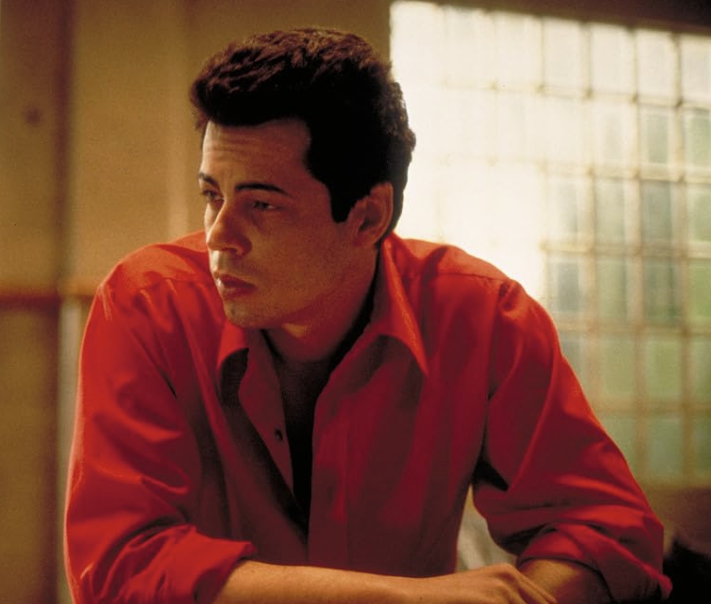 The Usual Suspects Cast on Amazon, MGM+ and Tubi - Benicio del Toro as Fenster