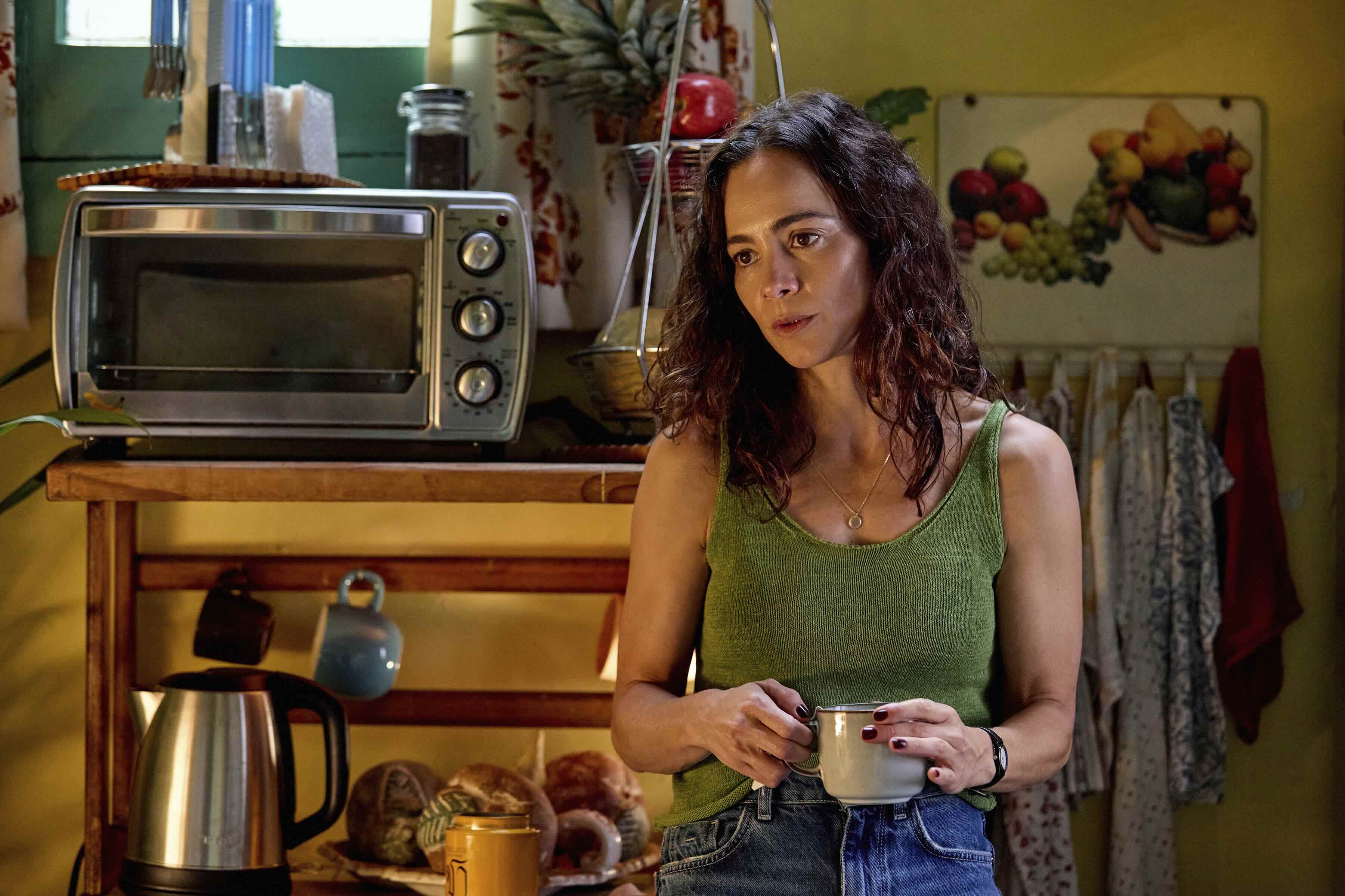 Man on Fire Cast on Netflix - Alice Braga as Valeria Melo